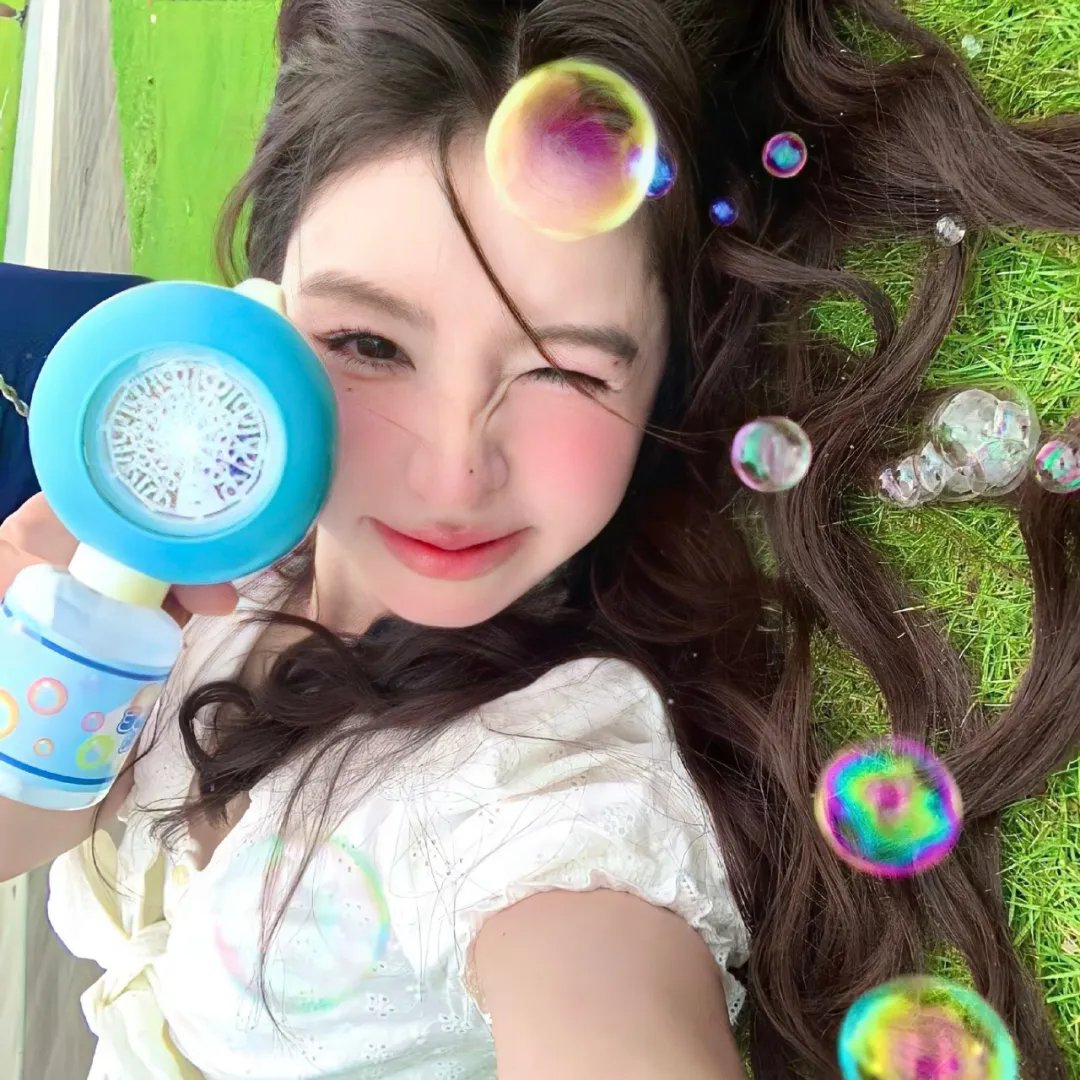 给小酒馆女子喝高杯酒